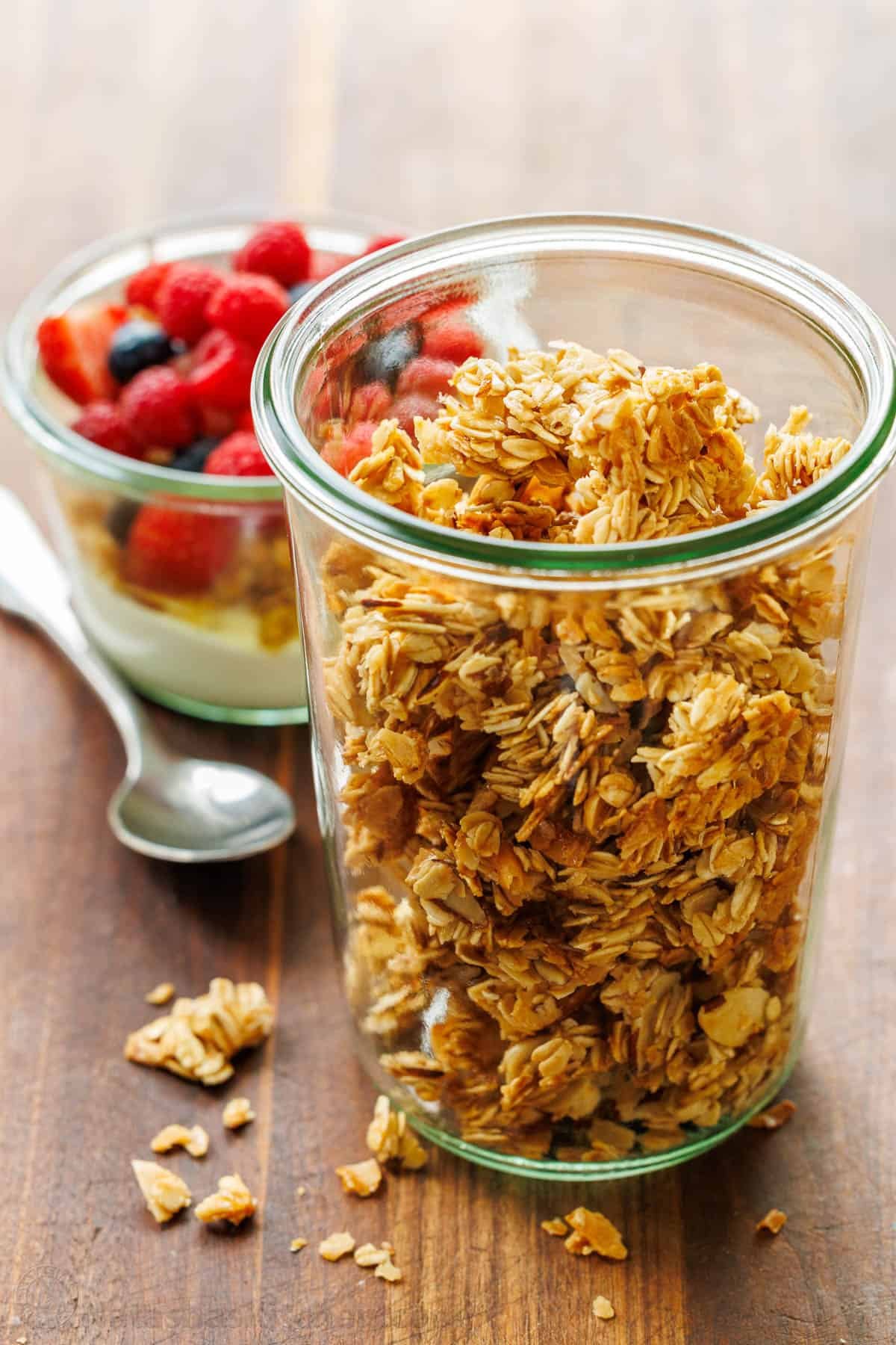 Homemade Granola Recipe (VIDEO) – NatashasKitchen.com